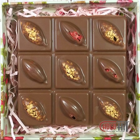 Плитка из МОЛОЧНОГО шоколада "Клубника и дутый рис" 90гр (коробка 12х12см) - фото 70946