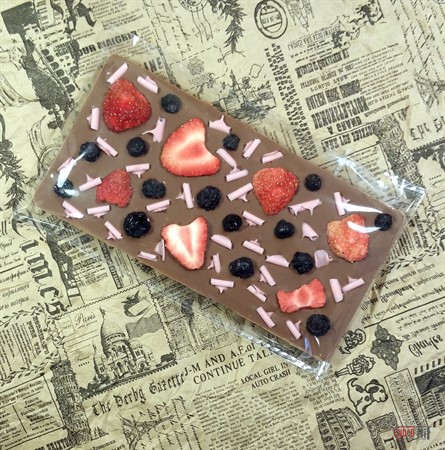 Плитка Молочный шоколад "Клубника, черная смородина и стружка из клубничного шоколада" 100гр - фото 71394