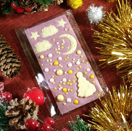 Плитка "Елочка" Белый шоколад с питахайей, декор из белого шоколада и воздушного риса 100гр - фото 71404