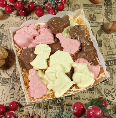 Набор фигурного шоколада "Новый Год 18 фигурок" 145гр 6 из молочного, 6 из белого и 6 из клубничного шоколада - фото 71480