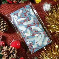 Плитка Белый шоколад с голубой спирулиной &quot;Кокосовые чипсы и малина&quot; 100гр