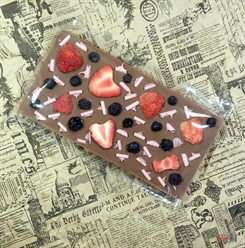 Плитка Молочный шоколад &quot;Клубника, черная смородина и стружка из клубничного шоколада&quot; 100гр